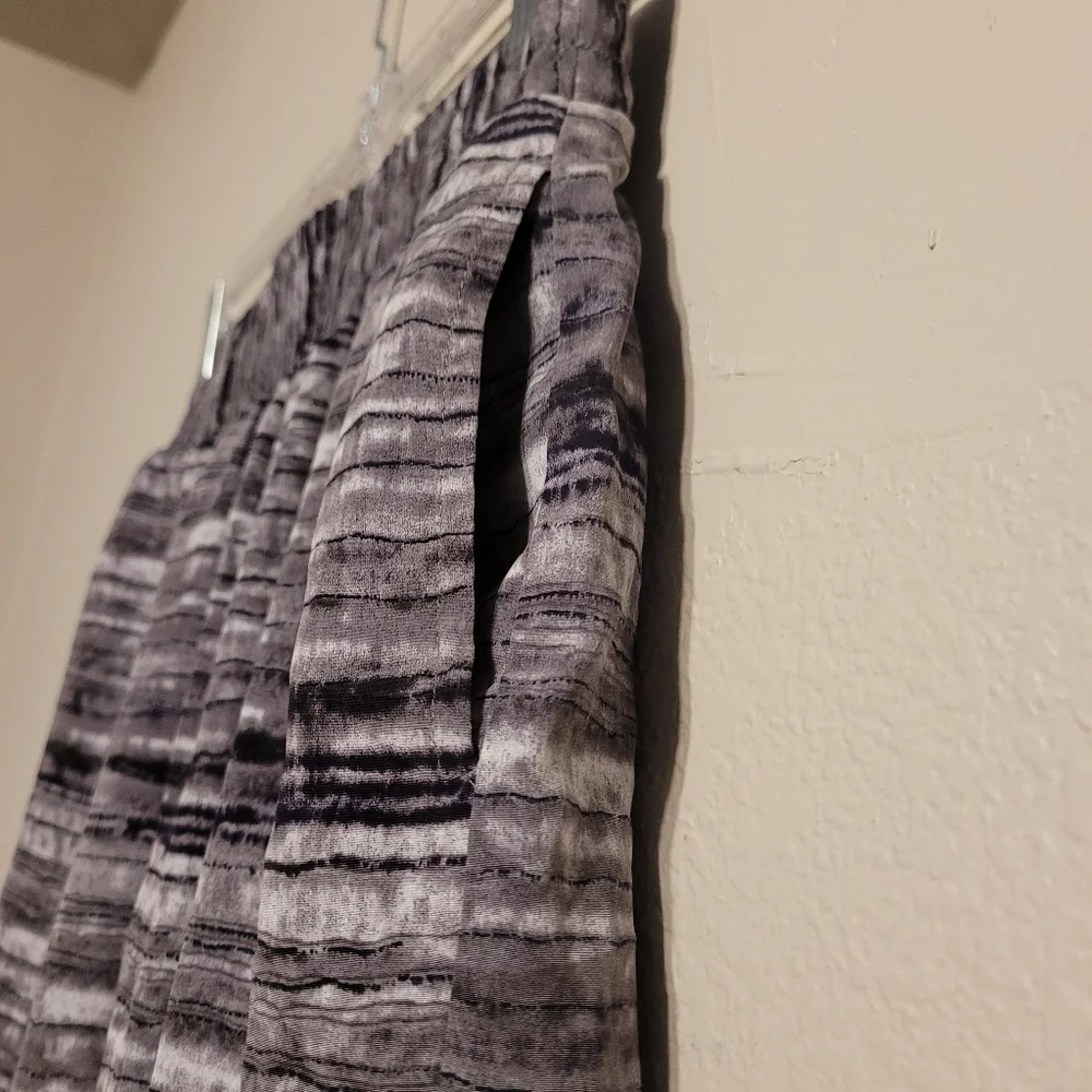 Gap Skirt] Line Design - Picture 3 of 7
